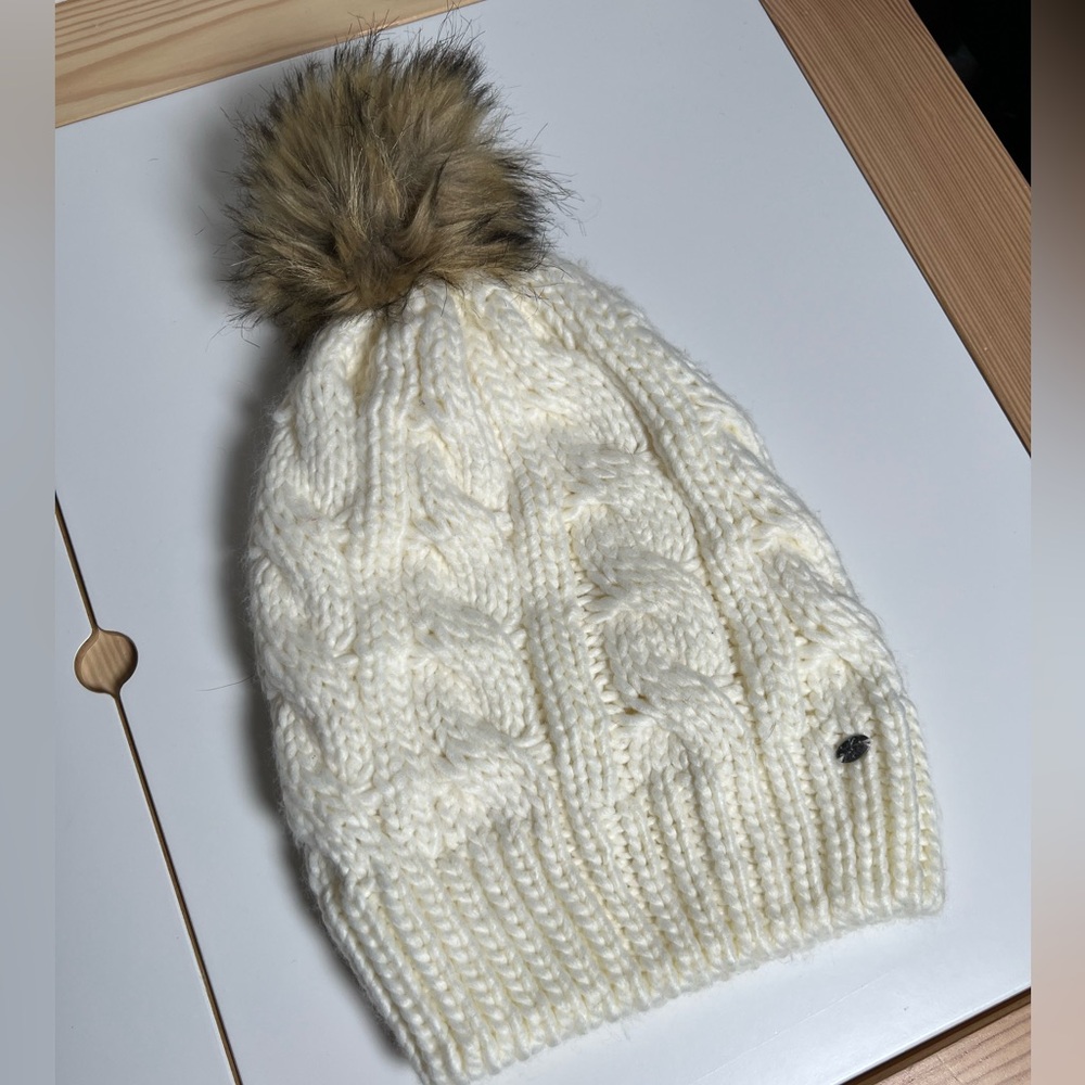 NWOT American Eagle Cozy White Knit Beanie with Faux Fur Pom